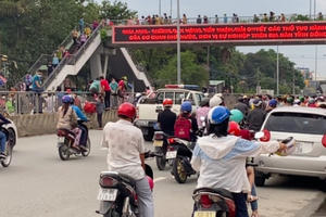 Nguy hiểm rình rập khi công nhân nhà máy Pouchen leo qua dải phân cách