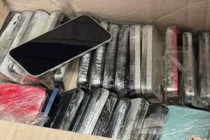 Phát hiện 2 vụ vận chuyển trái phép điện thoại tại sân bay Nội Bài