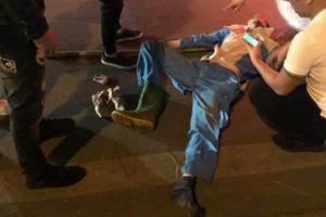 Hà Nội: Nam công nhân môi trường bị xe máy tông nguy kịch