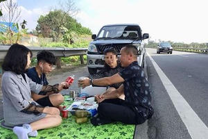 Xác định danh tính gia đình mở tiệc trên cao tốc Nội Bài - Lào Cai Xác định danh tính gia đình mở tiệc trên cao tốc Nội Bài - Lào Cai