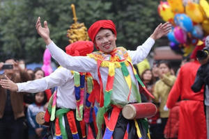 Ngày Xuân, xem trai làng Triều Khúc (Hà Nội) múa điệu trống bồng