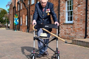 'Đại úy Tom' của nước Anh qua đời ở tuổi 100 vì mắc COVID-19