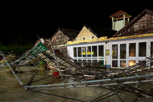 Bão số 10 giật cấp 12 gây thiệt hại nặng nề tại các tỉnh Miền Trung