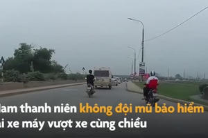 Video: Người đàn ông đi xe máy vượt ẩu, bị ô tô con "húc" trực diện