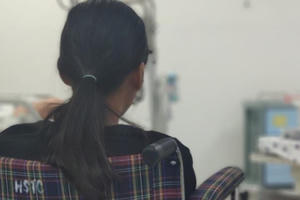 Con như chiếc lá giữa sóng gió gia đình