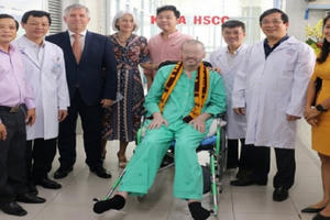 Nam phi công người Anh đã trở về quê hương trên chính chiếc máy bay mình từng cầm lái