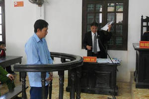 Hà Nội: "Vấp" phải dây rừng khiến súng cướp cò trong lúc đi săn?