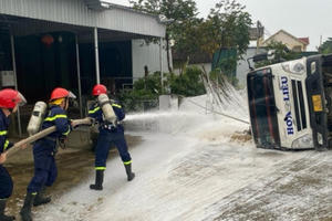 Xe bồn chở 9.000 lít xăng bị lật, sơ tán khẩn cấp nhiều hộ dân