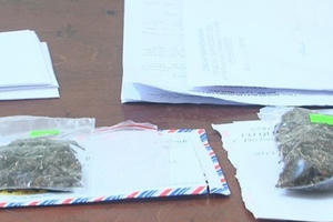 Bán cần sa trước cổng trường học, 2 học sinh bị bắt quả tang