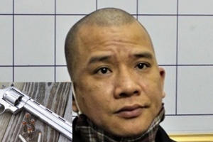 Người đàn ông 5 năm thủ súng trong cốp xe ung dung dạo phố