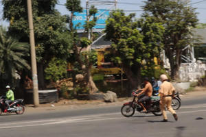 Người điều khiển xe cũ nát tháo chạy khi bị CSGT yêu cầu dừng xe