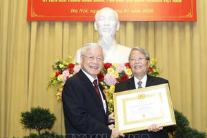 Trao tặng Huy hiệu Đảng cho Nguyên Chủ tịch nước Trần Đức Lương