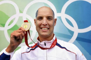 Nhân chứng sống 'hạ gục' ung thư bạch cầu nhờ đam mê bơi lội