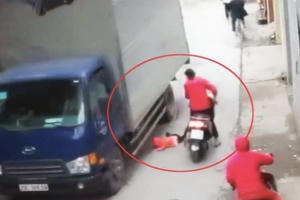 Dựng tóc gáy với Clip mẹ lái xe máy, để con gái rơi ngã trước bánh xe tải