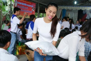 Phạm Hương, Thu Hoài cùng dàn hoa hậu về miền Tây tặng quà tết