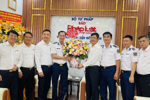 Lãnh đạo Bộ Tư lệnh Vùng Cảnh sát biển 3 chúc mừng một số cơ quan báo chí