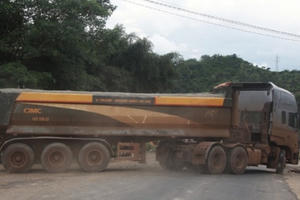 Xe 50 tấn cày nát đường 10 tấn: CSGT Đắk Nông nói "thông cảm vì... lực lượng mỏng"