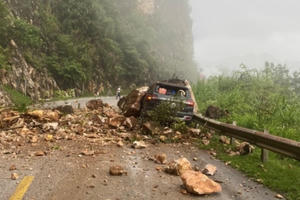 Video: Khoảnh khắc tảng đá khổng lồ sạt lở đè bẹp xế hộp trên đèo Thung Khe ở Hoà Bình