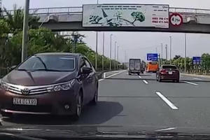 Xuất hiện clip xe Toyota Altis liều mình chạy ngược chiều trên đường Võ Nguyên Giáp