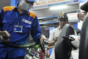 Lùi điều chỉnh giá xăng sang tuần sau