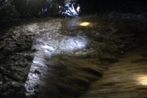 Bị nước lũ cuốn trôi người đàn ông ôm lấy bụi tre cầu cứu