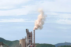 Người dân lo ngại từ hệ thống xả khói của nhà máy xi măng Vicem Hoàng Mai