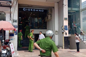 Kinh hoàng cảnh thang máy kẹp đầu nam thanh niên rơi tự do