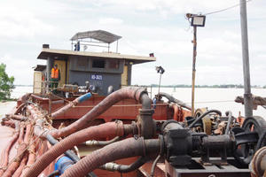 Bắt giữ 2 tàu sắt chở 350m³ cát không rõ nguồn gốc ở Đồng Tháp