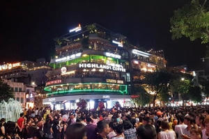 Phố cổ đông nghẹt trong buổi tối ngày lễ Quốc khánh 2/9