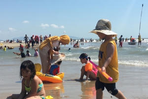 Người dân đổ về Vũng Tàu tắm biển những ngày Tết tăng đột biến
