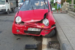 “Xế hộp” lao như bay sau khi bị xe tải húc từ phía sau