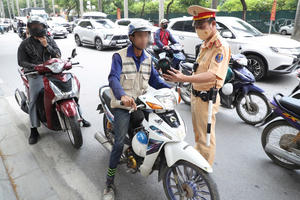 CSGT Hà Nội đồng loạt ra quân kiểm tra nồng độ cồn cùng lực lượng CSGT toàn quốc