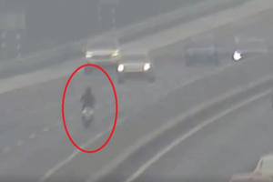 Clip: Nam thanh niên đi xe máy thách thức “tử thần” trên cao tốc Hà Nội - Hải Phòng Clip: Nam thanh niên đi xe máy thách thức “tử thần” trên cao tốc Hà Nội - Hải Phòng