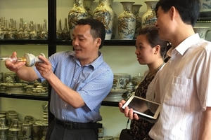 Mang gốm sứ tâm linh cổ truyền Bát Tràng đến với gia đình Việt