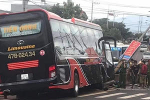 Xe giường nằm tông "bay" dải phân cách khiến hàng chục hành khách hoảng hốt