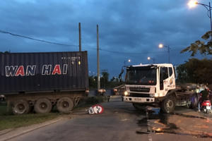 Xe container gây tai nạn liên hoàn, hàng chục người phát hoàng trong đêm