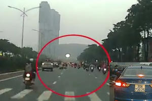 Video: Phẫn nộ với tài xế ô tô lạng lách, gây tai nạn rồi bỏ trốn