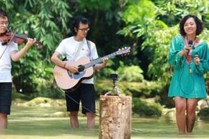 Thái Thùy Linh bị điện giật khi 'Du ca'