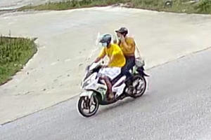 Đôi nam nữ phóng Novo LX “thông chốt” kiểm soát dịch