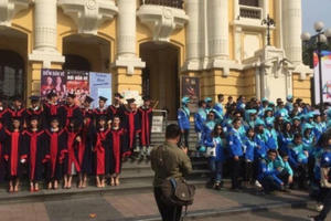 Bức ảnh "Một bậc thềm và rất nhiều số phận" đầy cảm xúc được chia sẻ mạnh trên MXH Bức ảnh "Một bậc thềm và rất nhiều số phận" đầy cảm xúc được chia sẻ mạnh trên MXH