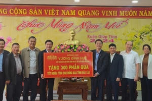 Chủ tịch Quốc hội tặng 300 suất quà tết cho công nhân, người lao động nghèo của tỉnh Đắk Lắk