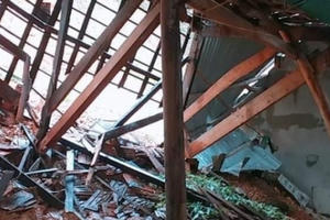 Đất đá sạt lở làm sập 1 nhà dân, hàng chục gia đình khác sẵn sàng di dời