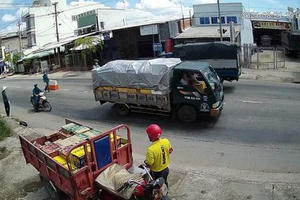 Chốt kiểm dịch truy bắt bị can truy nã đu trên xe tải Chốt kiểm dịch truy bắt bị can truy nã đu trên xe tải