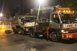 Đậu xe trên đường không để lại cảnh báo làm một người chết thảm Đậu xe trên đường không để lại cảnh báo làm một người chết thảm