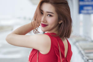 Ra sân bay sáng sớm, Thuý Ngân giản dị ăn phở, uống cafe