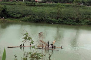 Tìm thấy thi thể một giám đốc trong xe Lexus dưới sông Kỳ Cùng