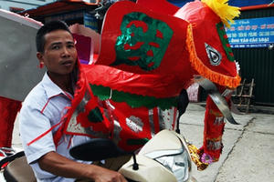 "Xế hộp, iPhone" ế ẩm, thời trang địa phủ thăng hoa tháng "cô hồn"