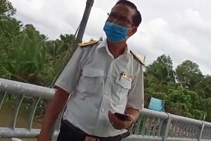 Cán bộ thuế cố tình vượt chốt kiểm dịch Covid-19 bị cách chức Cán bộ thuế cố tình vượt chốt kiểm dịch Covid-19 bị cách chức