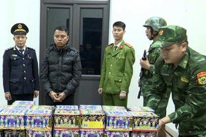 Bắt giữ đối tượng vận chuyển pháo hoa từ Lào về Việt Nam tiêu thụ