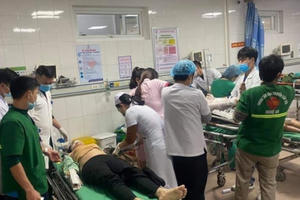 Vụ rơi thang tời chở nhiều công nhân: Một nạn nhân tử vong, nhiều người khác đang cấp cứu